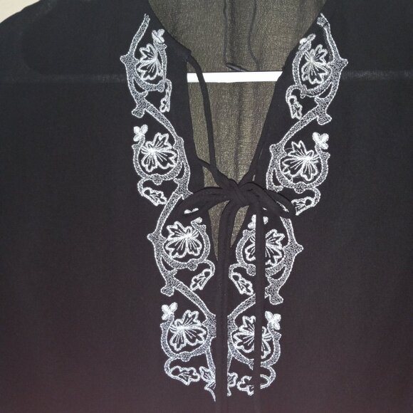 WALTER BAKER Black Sheer Top with White Decorative Accent Women's M - Picture 2 of 7